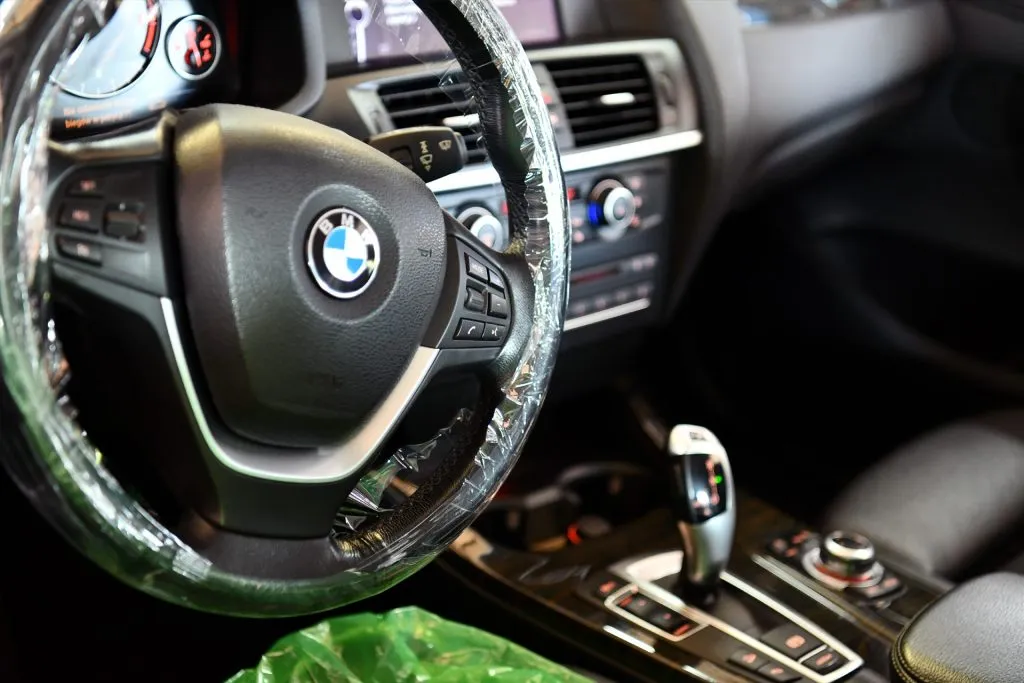 Kierownica i wnętrze BMW X3 F25 zabezpieczone przed pracami warsztatowymi