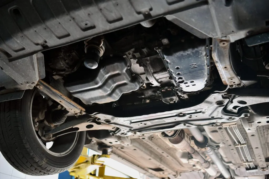 Przednia część podwozia Mitsubishi Outlandera III podczas kontroli