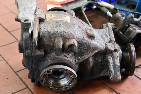 Dyferencjał BMW serii 1 E87 zdemontowany podczas naprawy tylnej osi