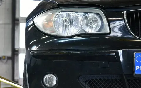 BMW serii 1 E87 podczas naprawy tylnej belki w MOTOER