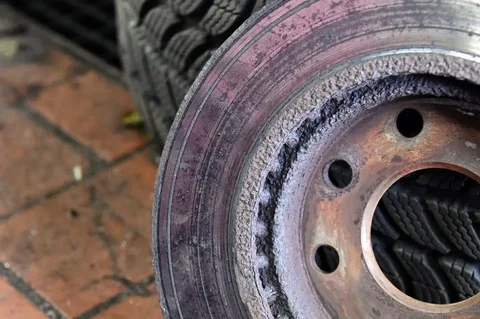 Skorodowana powierzchnia starej tarczy hamulcowej Chevroleta Aveo