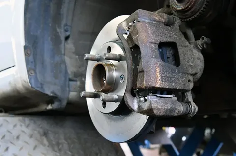 Chevrolet Aveo: nowa tarcza i zacisk przedniej osi po obsłudze