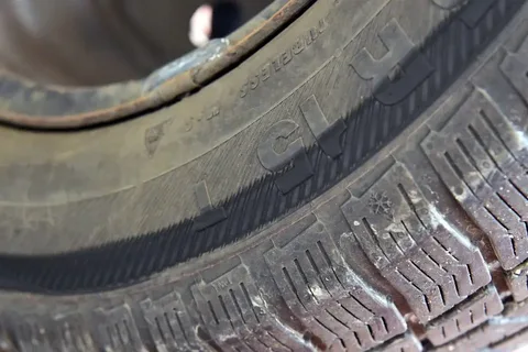 Ford Fusion: ślad na boku opony powstały od ocierającej sprężyny
