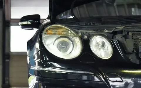 Mercedes klasy E W211 podczas wymiany sprężyn w MOTOER
