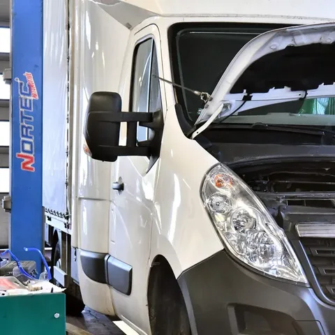 Opel Movano B na stanowisku warsztatowym MOTOER
