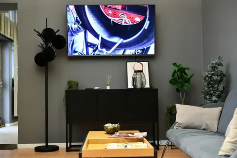 Sofy i telewizor w poczekalni MOTOER