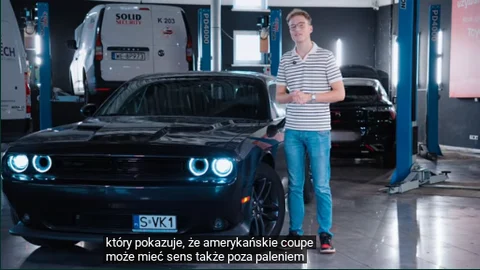 Dodge Challenger w hali MOTOER, kadr filmu 00:55