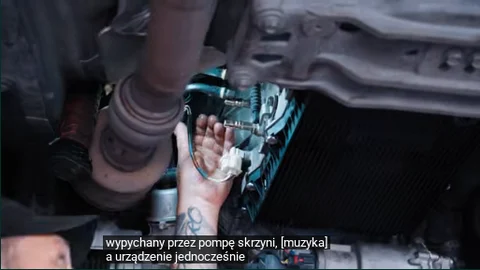 Dodge Challenger: praca przy automatycznej skrzyni, kadr filmu 04:45