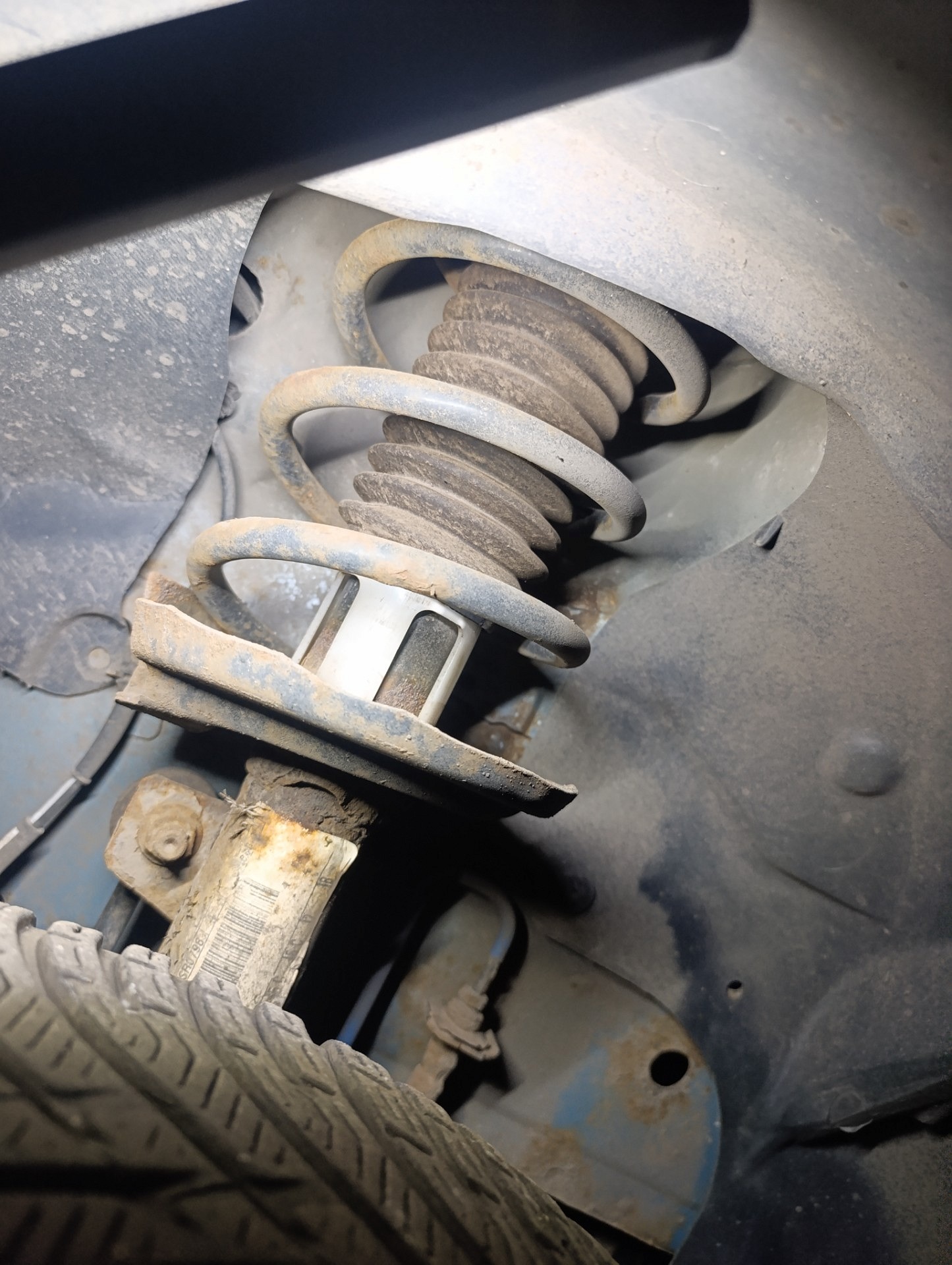 Stan amortyzatorów na przedniej osi - FORD FIESTA VI