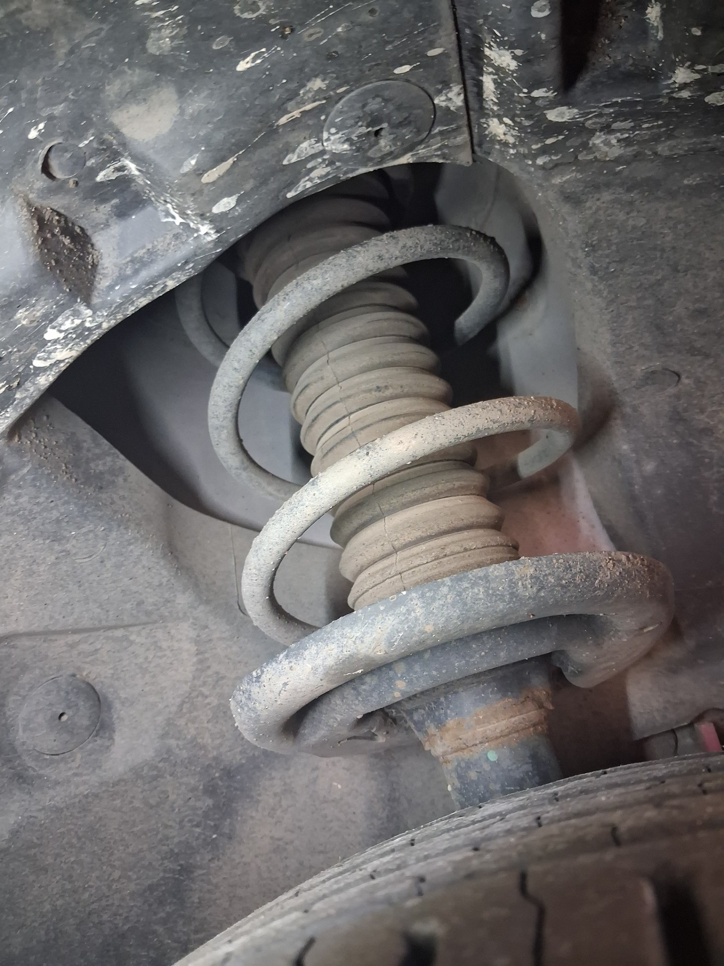 Stan amortyzatorów na przedniej osi - RENAULT CLIO IV