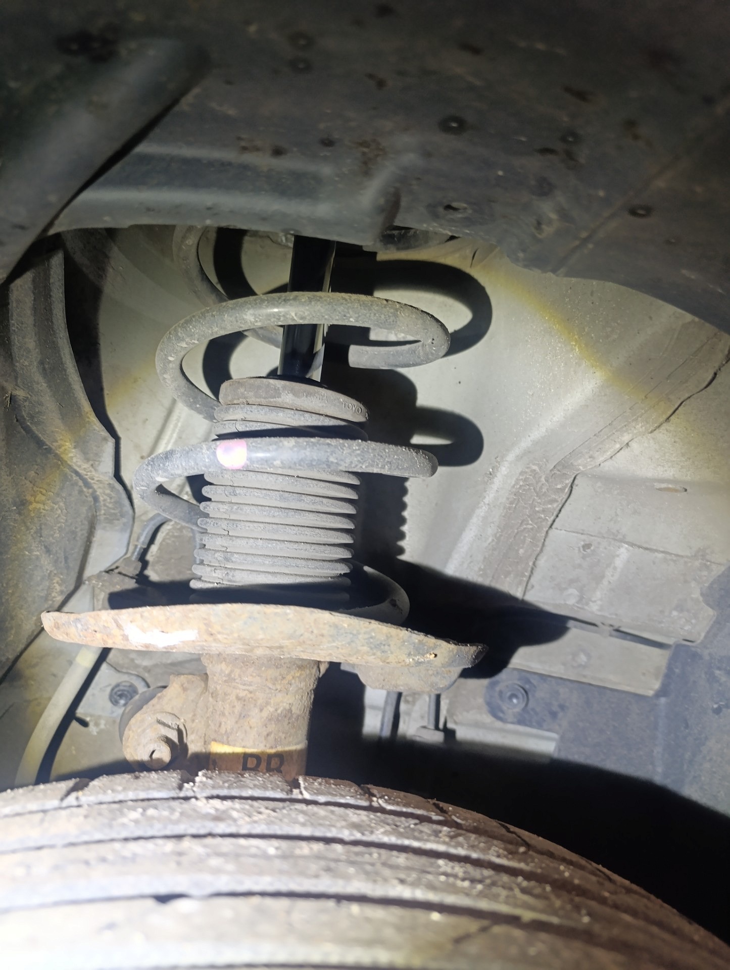 Stan amortyzatorów na przedniej osi - NISSAN PULSAR liftback