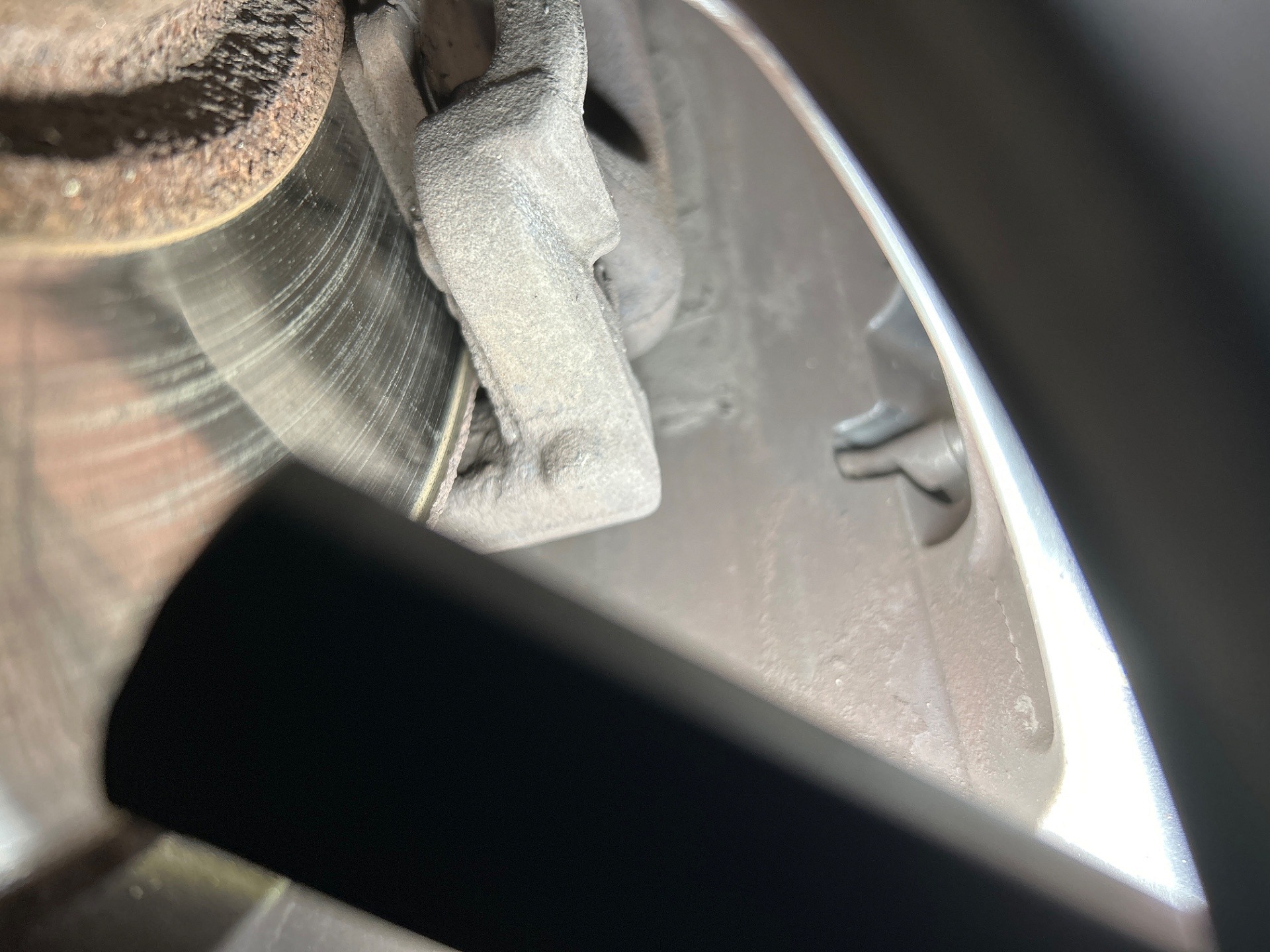 Stan klocków hamulcowych na tylnej osi - PEUGEOT 308 SW II