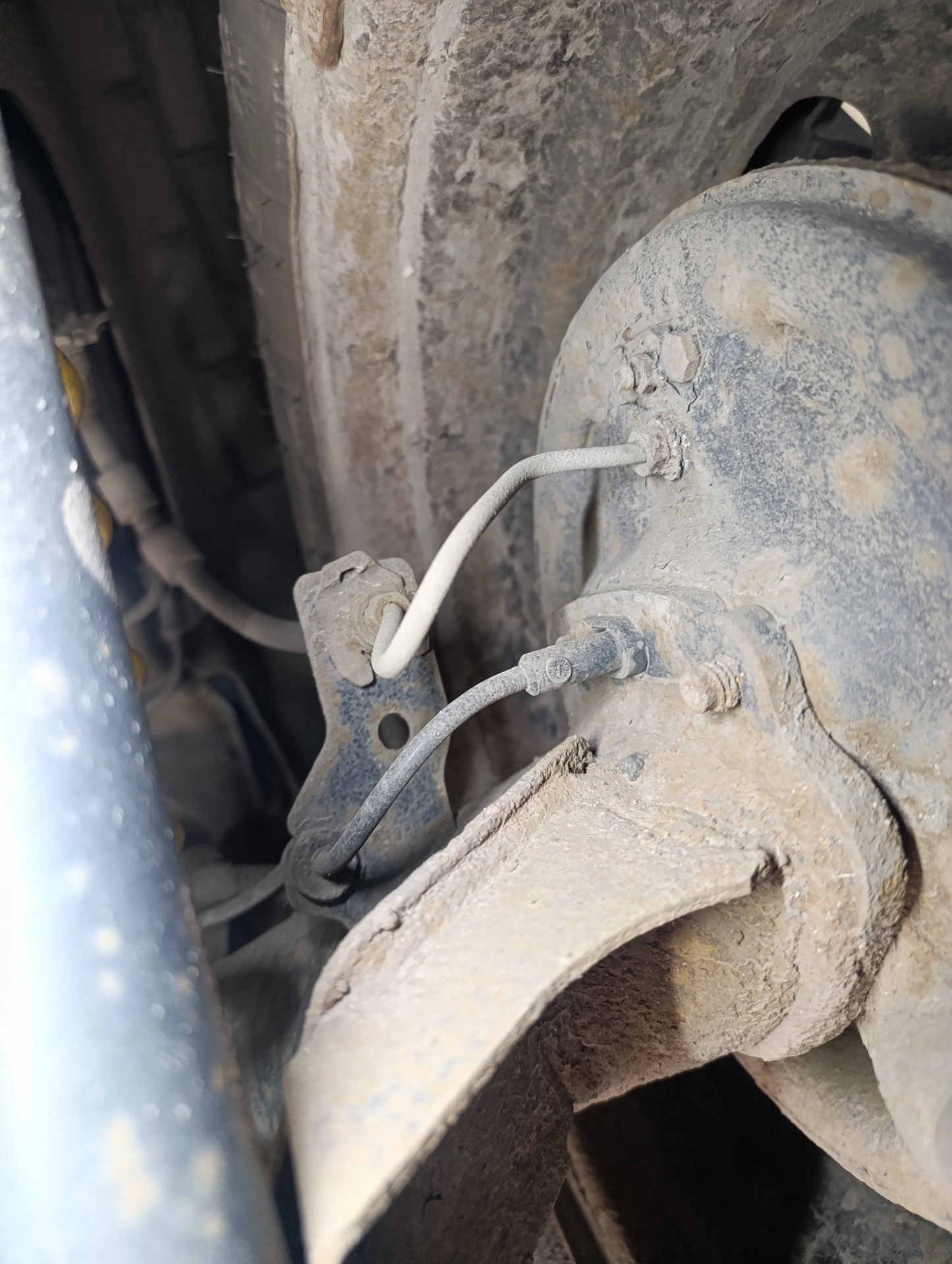Stan przewodów hamulcowych na tylnej osi - FORD FIESTA VI