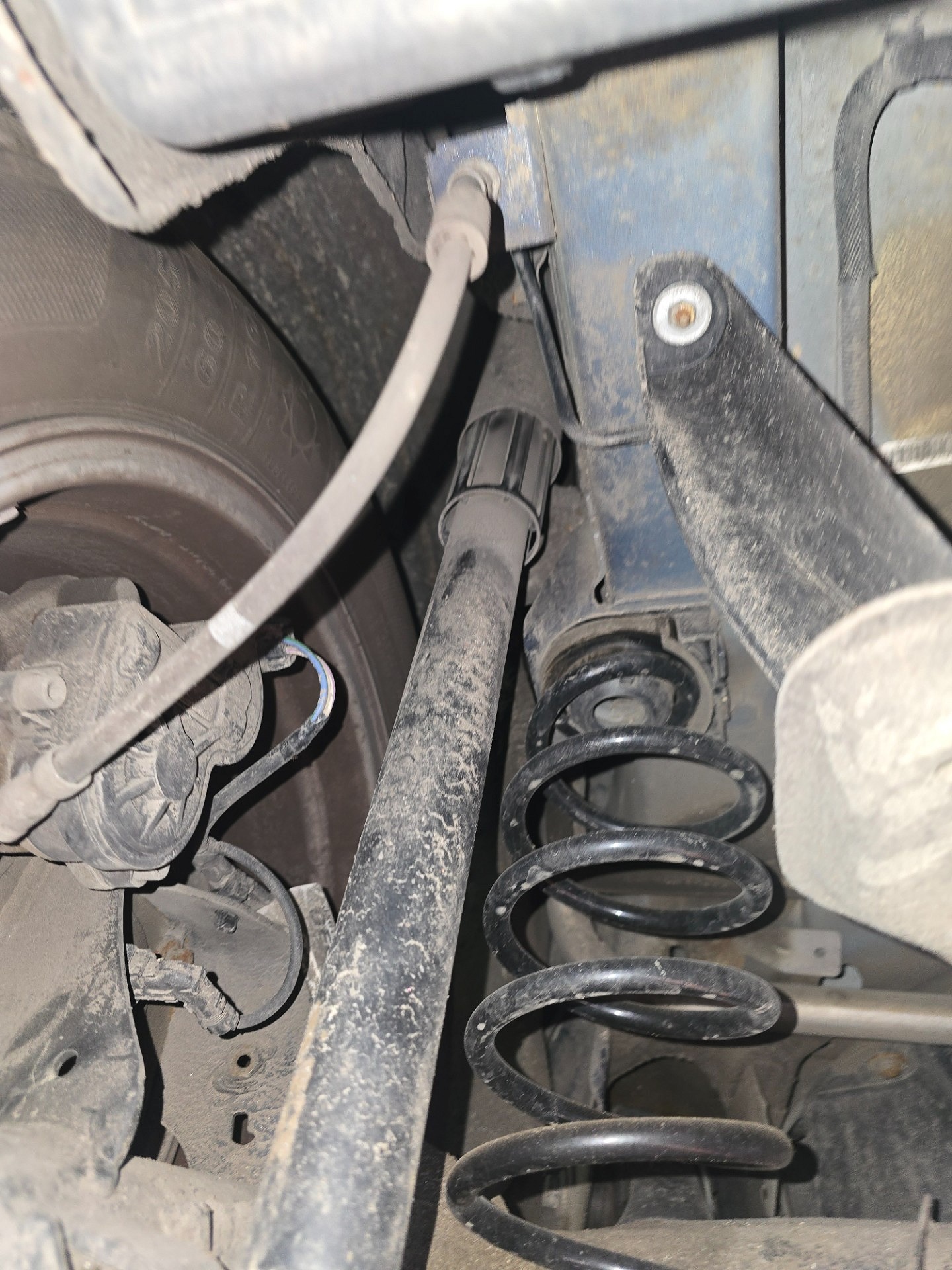 Odboje i osłony na tylnej osi - FORD FOCUS IV